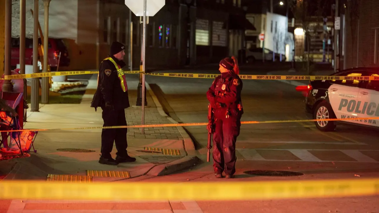 Polic&iacute;as en el lugar del atropello este domingo en Waukesha, en Wisconsin.
FOTO: AFP | REUTER