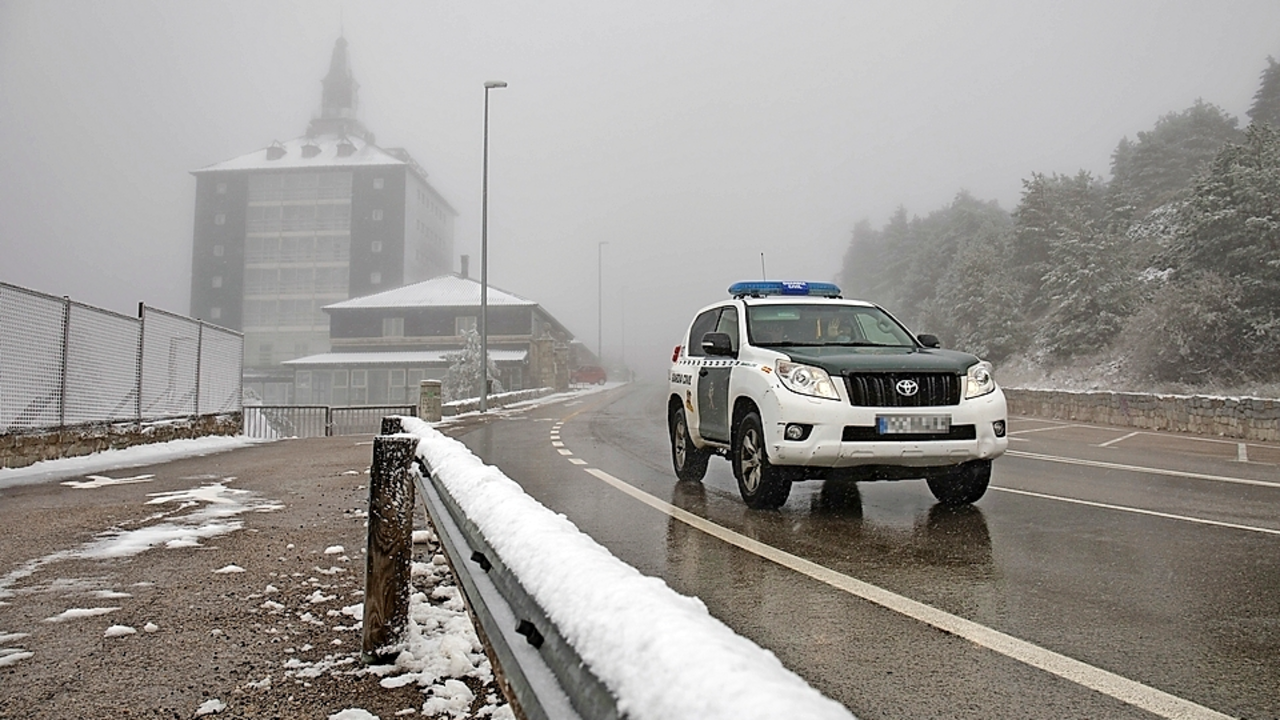 20can03_EuropaPress_4053401_vehiculo_guardia_civil_pasa_puerto_navacerrada_sierra_guadarrama_noviembre