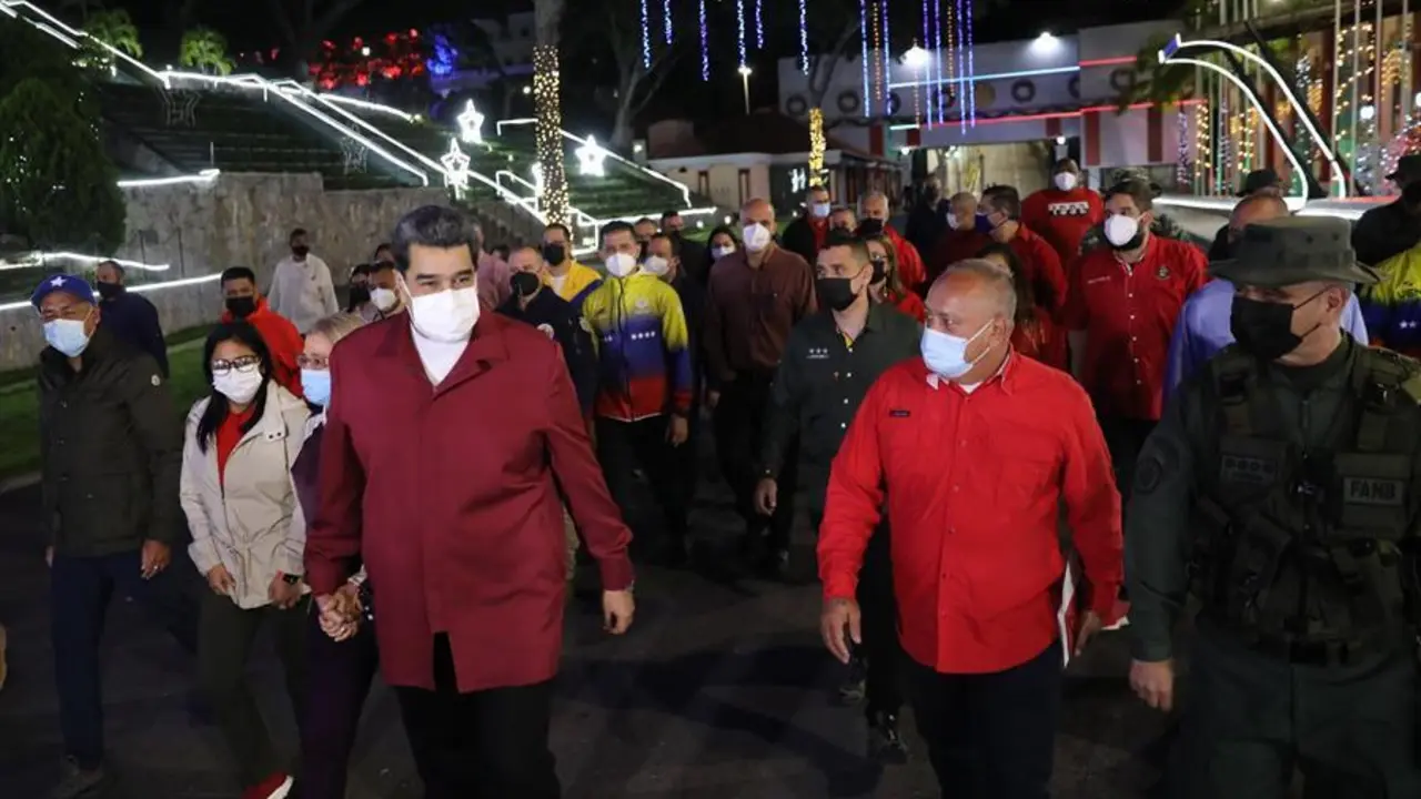 Fotograf&iacute;a cedida por prensa de Miraflores del presidente de Venezuela, Nicol&aacute;s Maduro, mientras ofrece un mensaje al pa&iacute;s hoy, en Caracas (Venezuela). Maduro, pidi&oacute; la madrugada de este lunes respeto a los resultados de las elecciones regionales y locales del pa&iacute;s, tras celebrar que el gobernante Partido Socialista Unido de Venezuela (PSUV) arrasara al ganar 20 de las 23 gobernaciones de la naci&oacute;n, adem&aacute;s de Caracas, con el 90,21 % de los votos escrutados. EFE/ Prensa De Miraflores