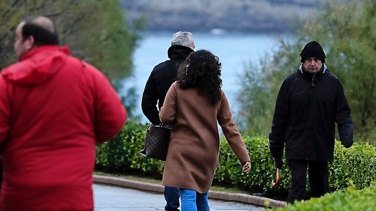 Varias personas transitan por la Avda Reina Victoria de Santander en el d&iacute;a de ayer. / Hardy