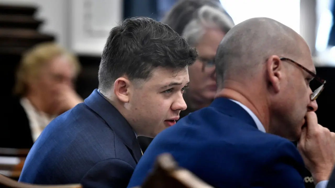 El jurado en el juicio por asesinato de Kyle Rittenhouse por tiroteos en las calles de Kenosha.
