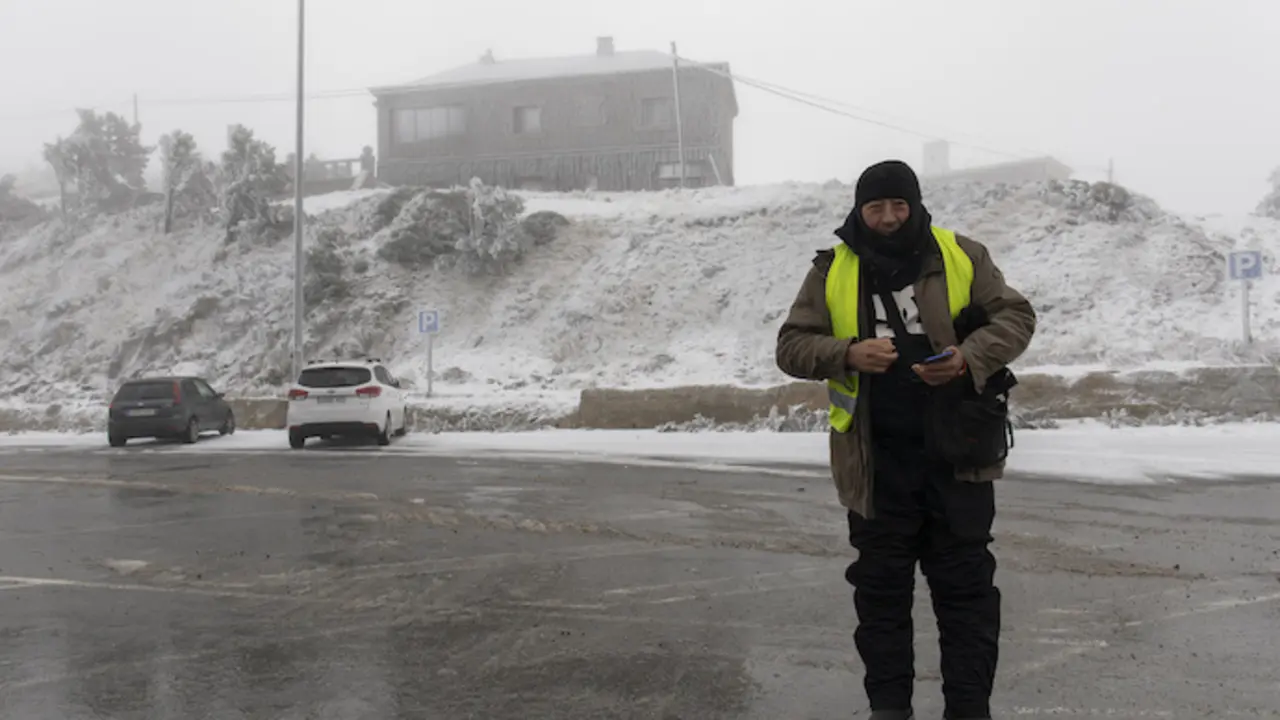 Un hombre en el aparcamiento del Puerto de Navacerrada, en la sierra de Guadarrama, a 4 de noviembre de 2021, en Madrid (Espa&ntilde;a). La madrugada de este mi&eacute;rcoles, 3 de noviembre, se han registrado las primeras nevadas de la temporada en la sierra de Guadarrama, tras haber cuajado en los puertos de Navacerrada y Cotos. La nieve ha dejado espesores de hasta seis cent&iacute;metros en algunos puntos del Puerto de Cotos y de un cent&iacute;metro en el Puerto de Navacerrada.
04 NOVIEMBRE 2021;NIEVE;NAVACERRADA;MONTA&Ntilde;A;MADRID;FRIO;INVIERNO
Rafael Bastante / Europa Press
4/11/2021