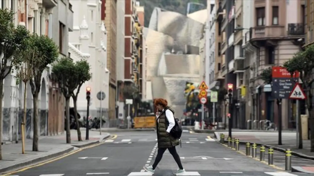 Las calles de Bilbao, vac&iacute;as. Foto: EFE