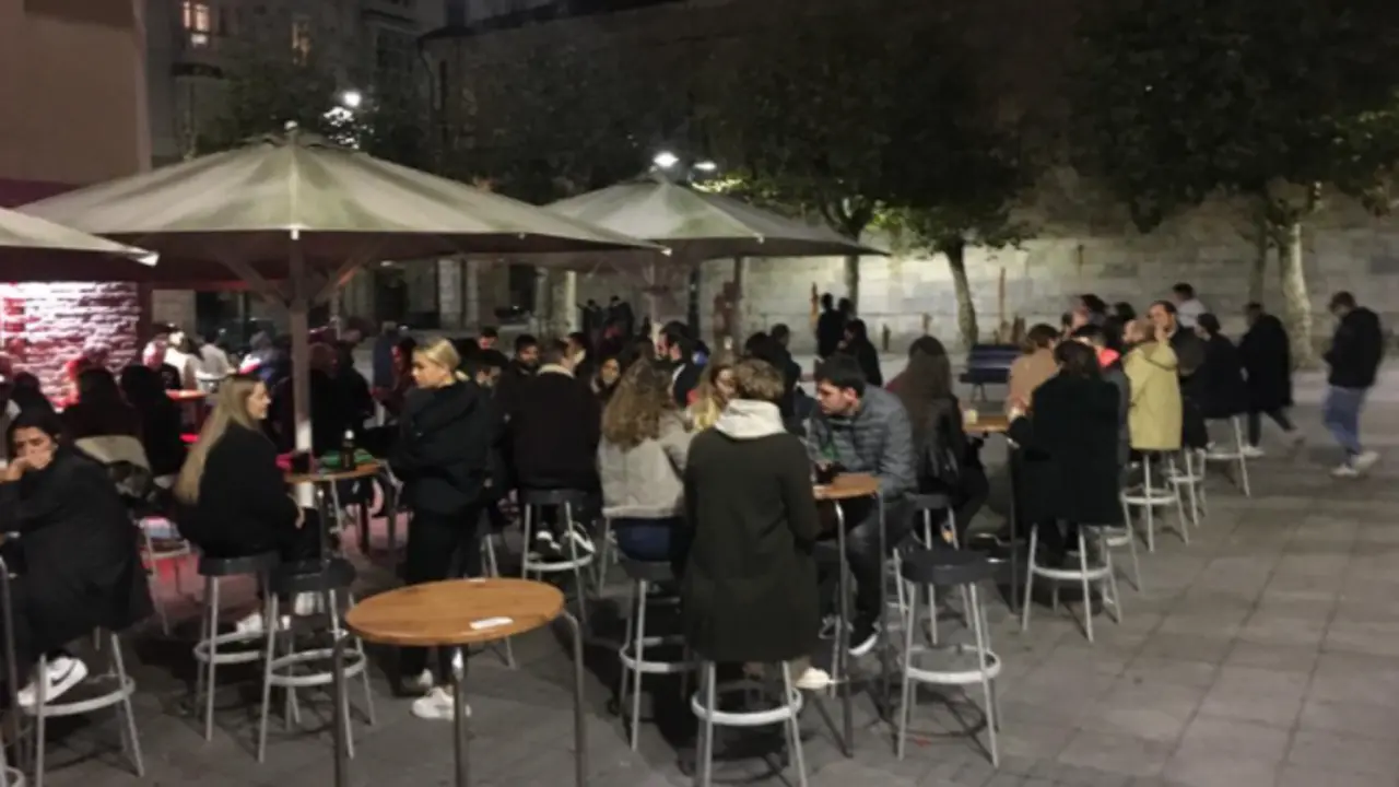 Varias personas en la zona de ocio nocturno en Ca&ntilde;ad&iacute;o, Santander. / ALERTA