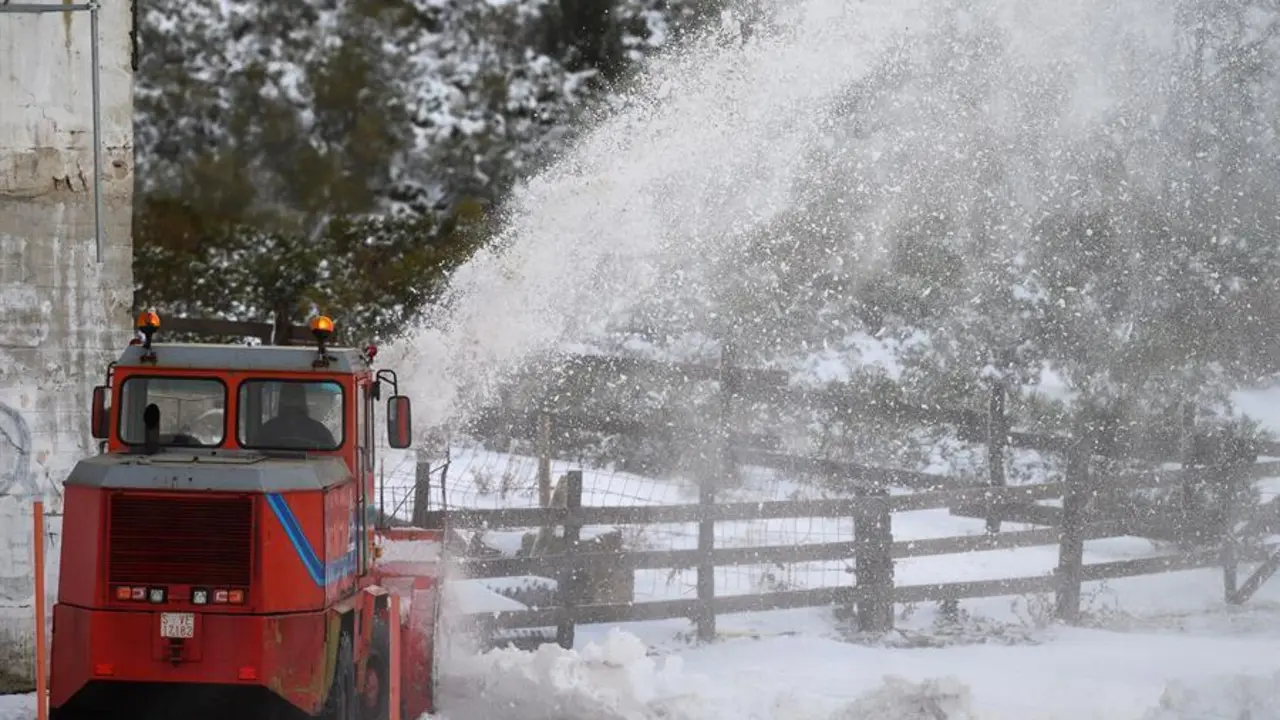 Una m&aacute;quina quitanieves limpia este lunes la localidad c&aacute;ntabra de Bra&ntilde;avieja. Nieve, lluvia y viento ponen en alerta 11 comunidades, 2 de ellas en naranja. Once comunidades est&aacute;n este lunes en alerta por lluvias, fuertes vientos y por nevadas que en puntos de Arag&oacute;n y de La Rioja dejar&aacute;n un espesor de hasta 20 cent&iacute;metros en 24 horas, informa la Agencia Estatal de Meteorolog&iacute;a (Aemet) en su p&aacute;gina web.- EFE/Pedro Puente Hoyos
