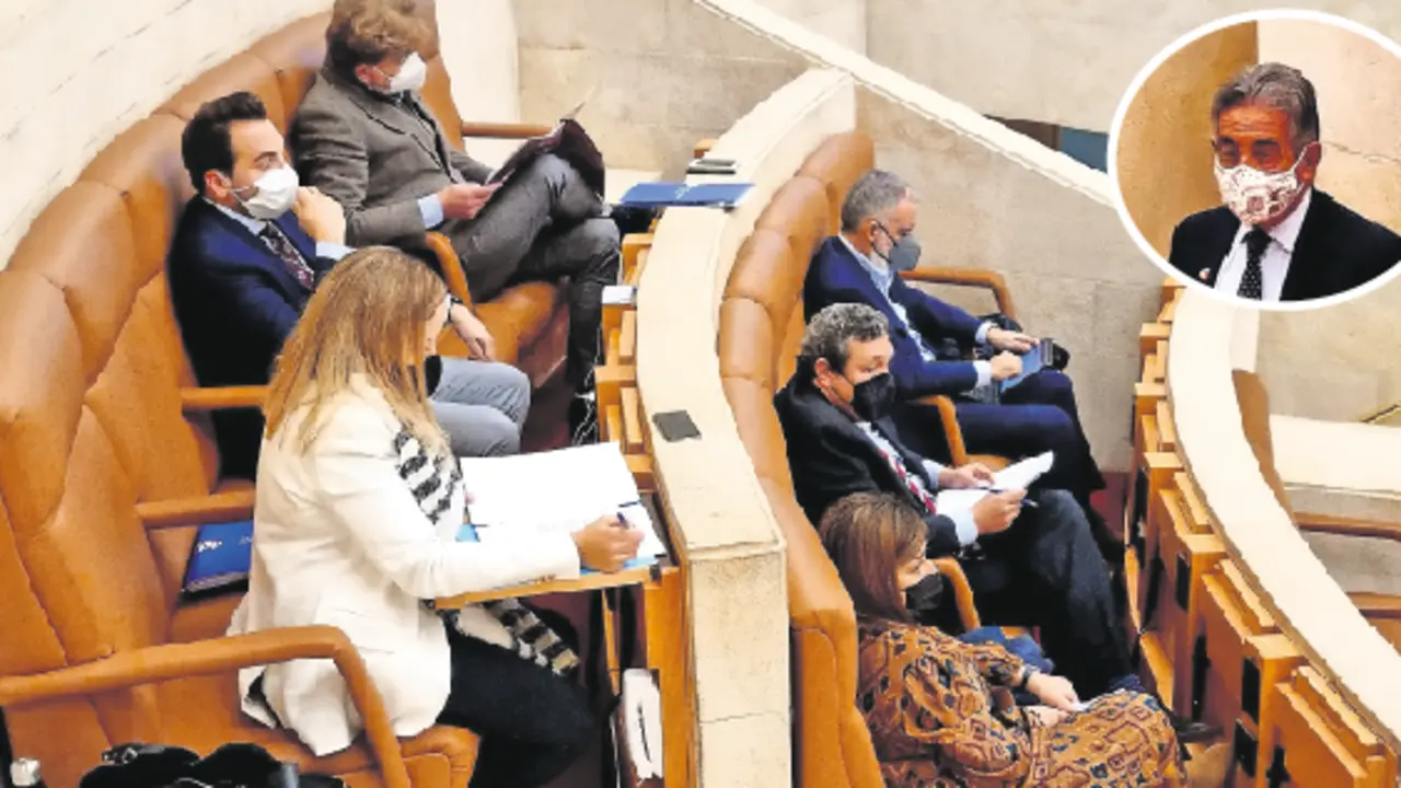 Los diputados c&aacute;ntabros del Partido Popular y en el peque&ntilde;o c&iacute;rculo el presidente de Cantabria, Miguel &Aacute;ngel Revilla. / ALERTA