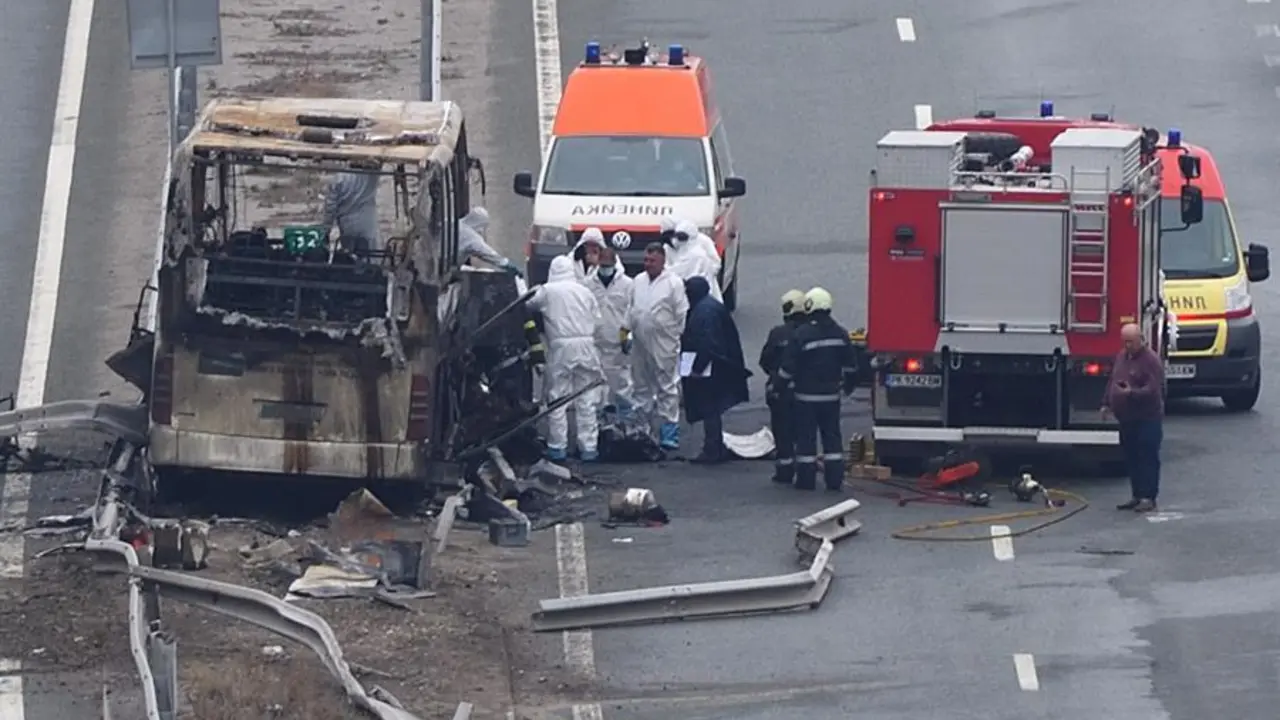 Bomberos, polic&iacute;as e investigadores inspeccionan los restos de un autob&uacute;s con matr&iacute;cula de Macedonia del Norte que se incendi&oacute; tras estrellarse en una carretera, causando la muerte de al menos 45 personas, cerca de la localidad de Bosnek (Bulgaria), el 23 de noviembre de 2021. (Incendio) EFE/EPA/VASSIL DONEV