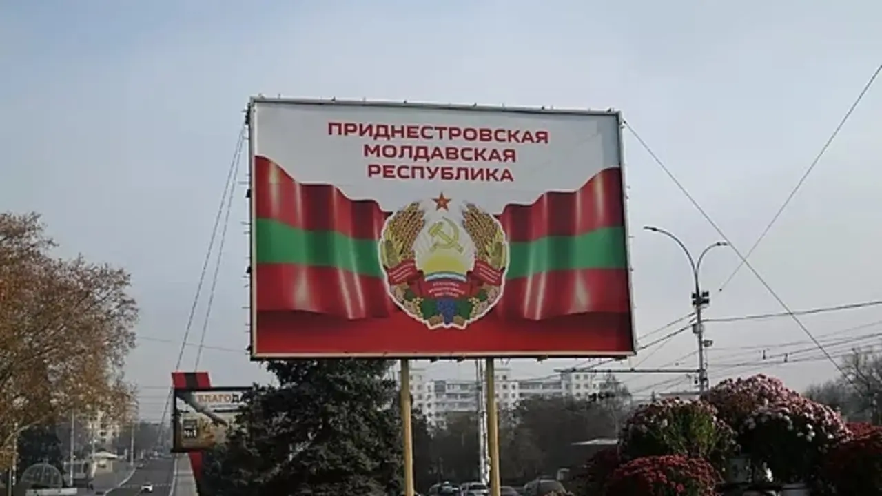 Un cartel con el escudo y la bandera de TransnistriaIgnacio OrtegaEFE