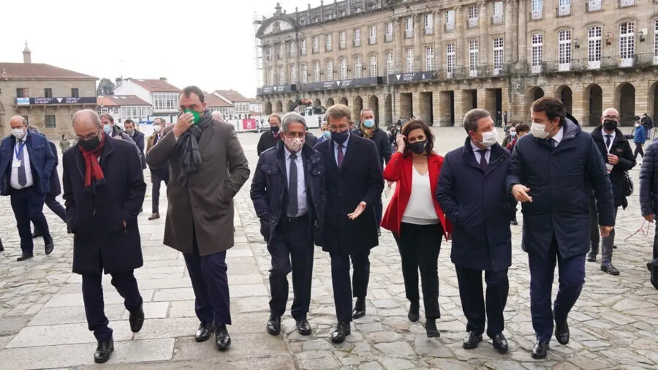 Lamb&aacute;n, Barb&oacute;n, Revilla, N&uacute;&ntilde;ez Feij&oacute;o, Andreu, Garc&iacute;a Page y Fern&aacute;ndez Ma&ntilde;ueco, el pasado martes en la cumbre de Santiago.