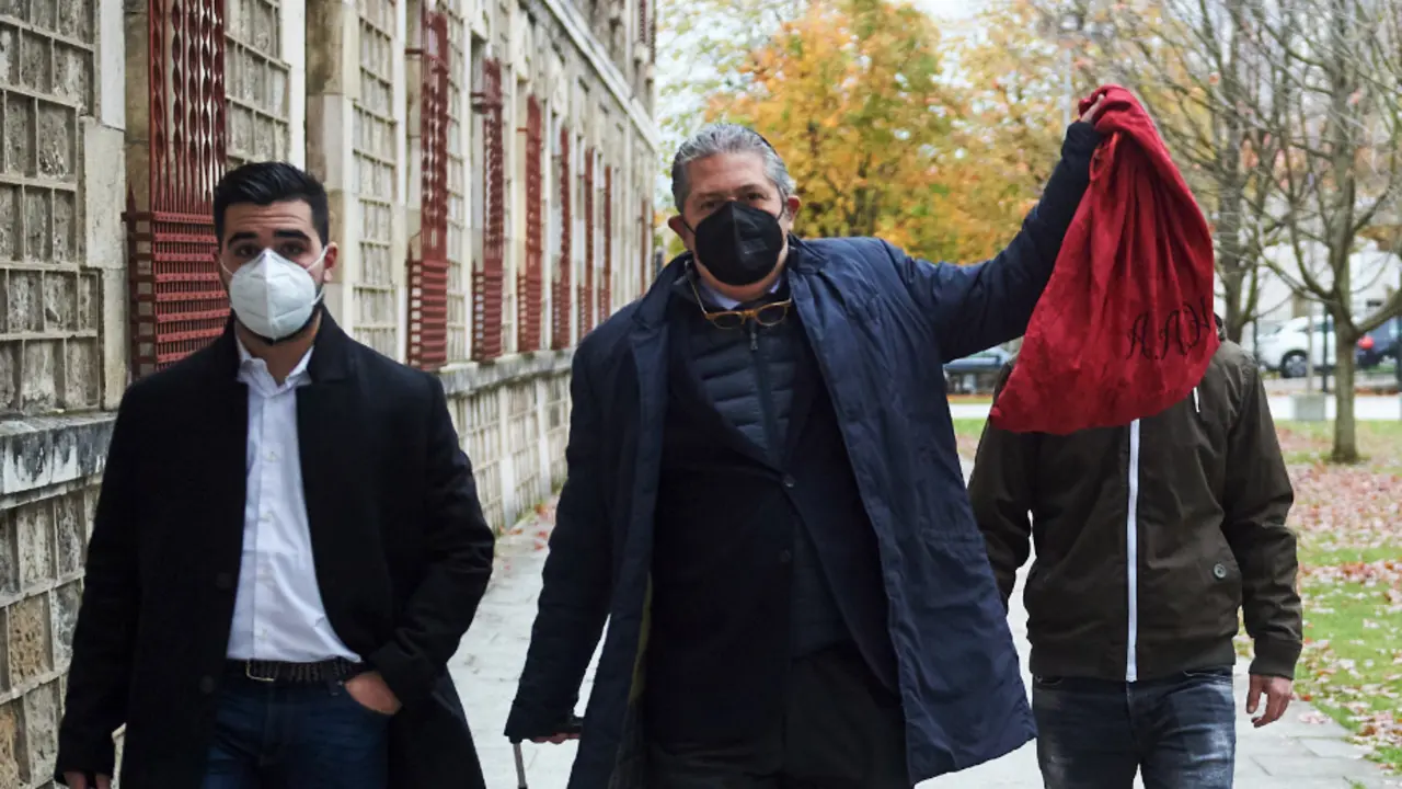 El abogado del conductor acusado por el accidente mortal de la rotonda de Corb&aacute;n (Santander), le tapa el rostro con un saco, a su llegada a un juicio en la Audiencia Provincial de Santander, a 23 de noviembre de 2021, en Santander, Cantabria (Espa&ntilde;a). El accidente tuvo lugar en julio de 2020 cuando el conductor acusado de homicidio choc&oacute; su veh&iacute;culo con otro en el que viajaban dos mujeres de 28 a&ntilde;os que fallecieron a su paso por la rotonda de Corb&aacute;n. El fiscal pide seis a&ntilde;os de c&aacute;rcel para el acusado y nueve de privaci&oacute;n de conducir por delitos de imprudencia grave y uno contra la seguridad vial por conducci&oacute;n temeraria, en concurso con dos delitos contra la seguridad vial por conducir bajo los efectos del alcohol y por conducir a velocidad superior a 60 kil&oacute;metros en v&iacute;a urbana.
Firma
Juan Manuel Serrano Arce / Europa Press