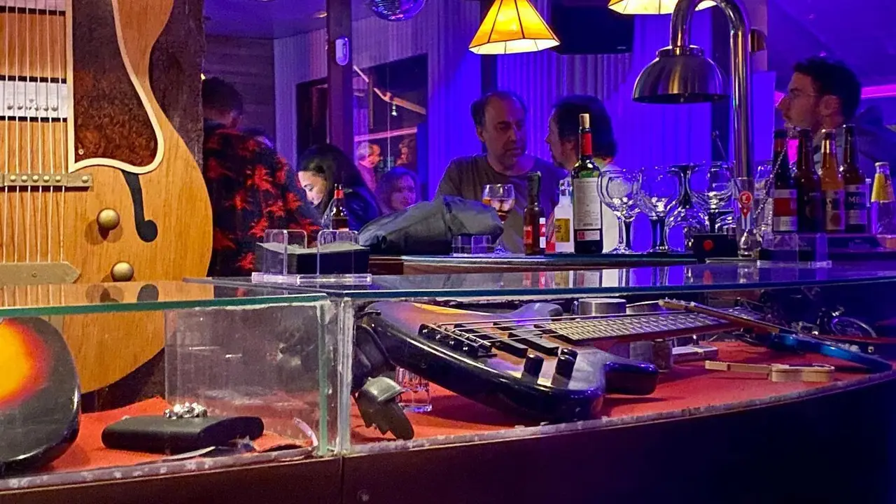 Varias personas en el interior de un bar del centro de Santander. / Hardy