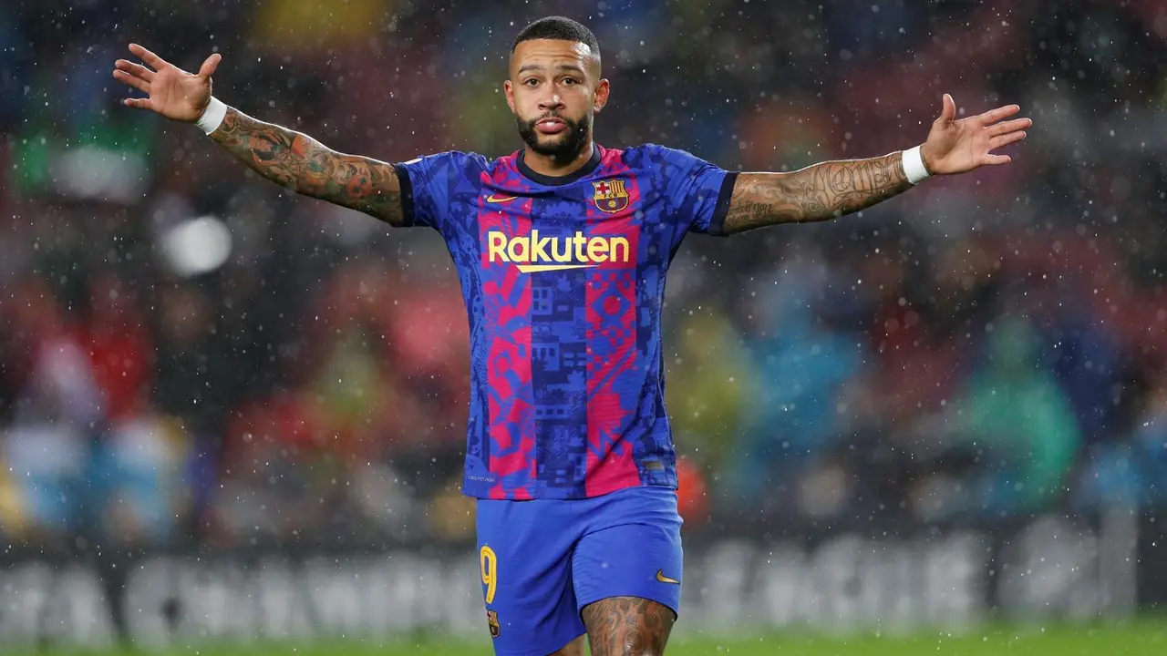 El delantero neerland&eacute;s del FC Barcelona, Memphis Depay, durante el encuentro correspondiente a la fase de grupos de la Liga de Campeones que disputan hoy martes frente al Benfica en el estadio Camp Nou, en Barcelona. EFE / Alejandro Garc&iacute;a.