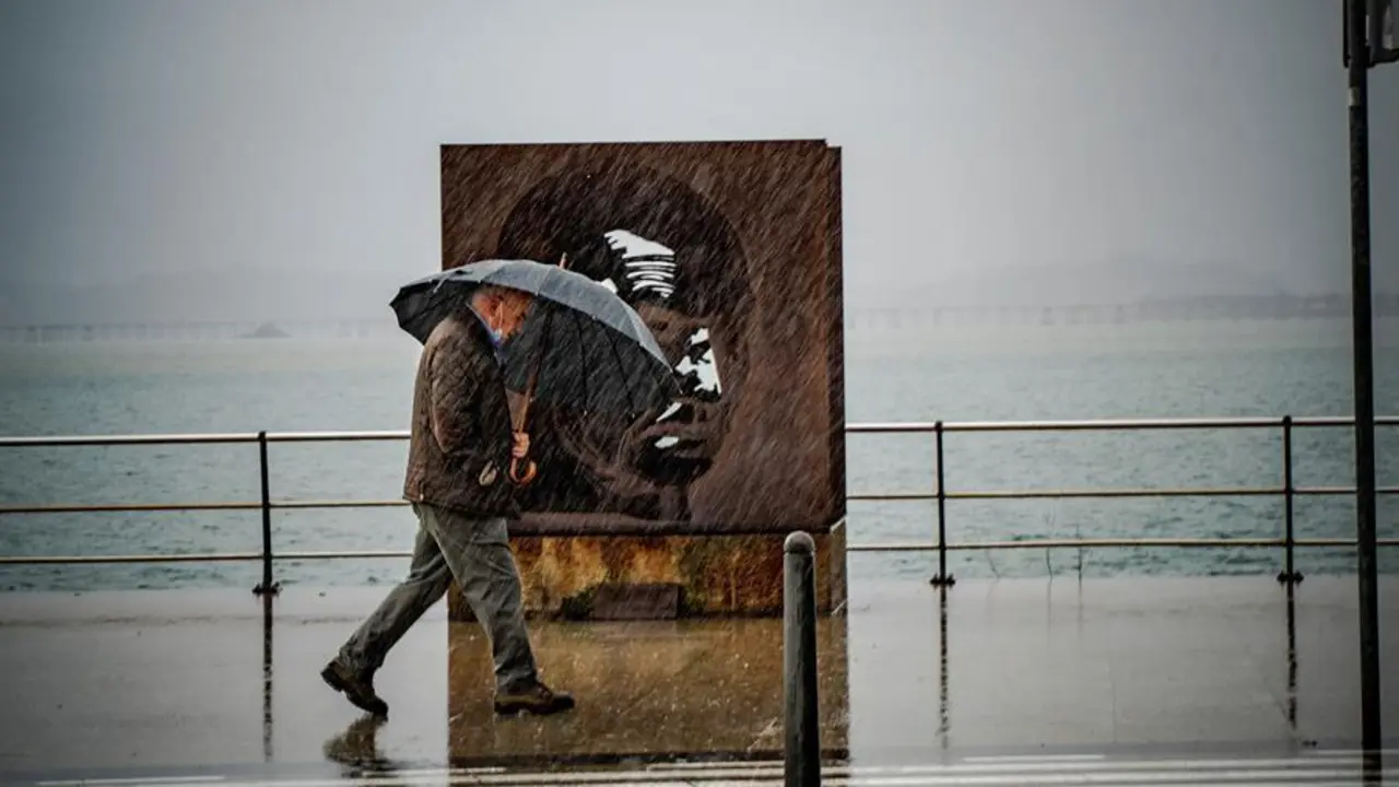 D&iacute;a invernal, lluvioso y con bajada de temperaturas este lunes en Santander (Cantabria). Cantabria est&aacute; este lunes en alerta amarilla por nevadas en una cota de 700 a 800 metros en la zona de Li&eacute;bana, el centro y el valle de Villaverde. EFE/Rom&aacute;n G. Aguilera
