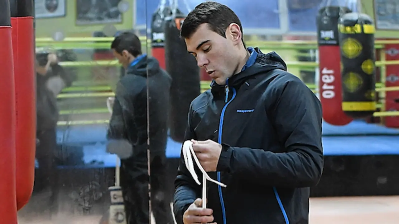 Sergio Garc&iacute;a, tratando con mimo sus guantes en el gimnasio. / Hardy