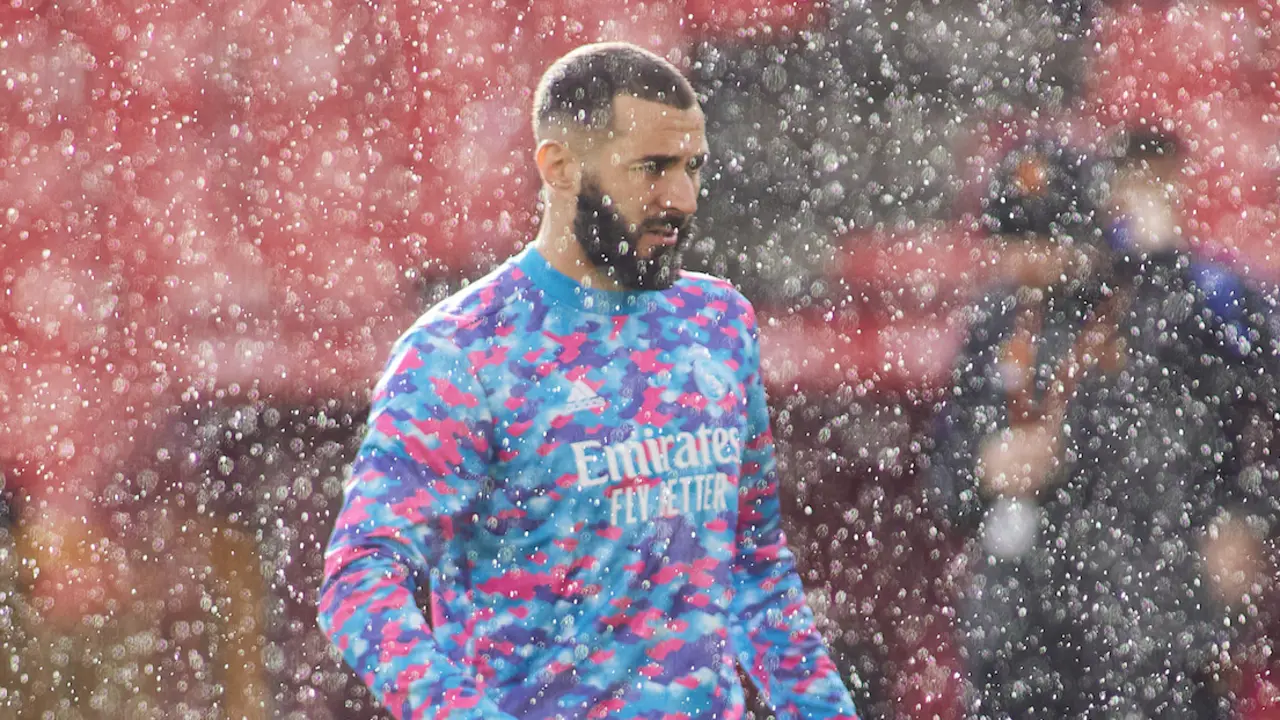 Karim Benzema del Real Madrid calienta durante el partido de f&uacute;tbol de la Liga Santander entre el Granada CF y el Real Madrid en el estadio Nuevo Los Carmenes el 21 de noviembre de 2021, en Sevilla, Espa&ntilde;a.
Firma
AFP7 / Europa Press