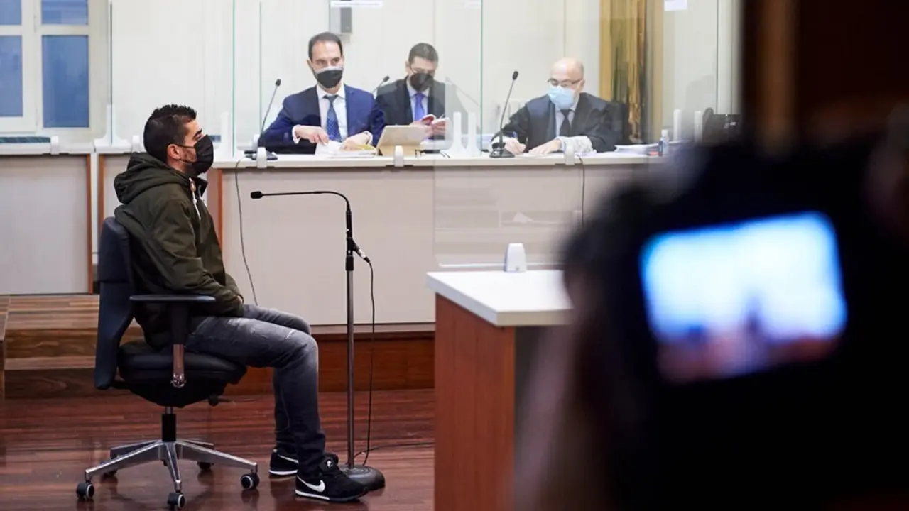 El conductor acusado por el accidente mortal de la rotonda de Corb&aacute;n (Santander), durante un juicio en la Audiencia Provincial de Santander, a 23 de noviembre de 2021, en Santander, Cantabria (Espa&ntilde;a).