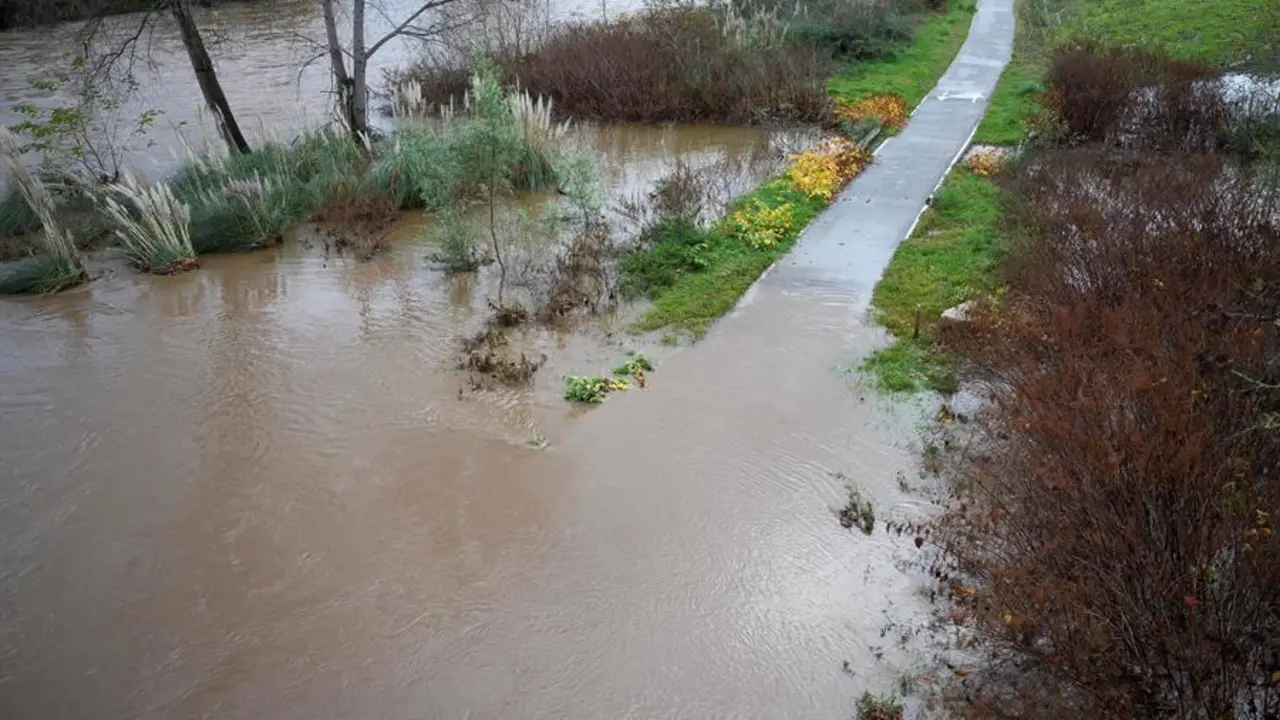 Vista del r&iacute;o Besaya a su paso por la localidad c&aacute;ntabra de Viveda, en cuya comunidad el Gobierno activa el Plan Especial de Inundaciones de la Comunidad Aut&oacute;noma (Inuncant) en fase de preemergencia por el aumento del los caudales de los r&iacute;os. EFE/ Pedro Puente Hoyos