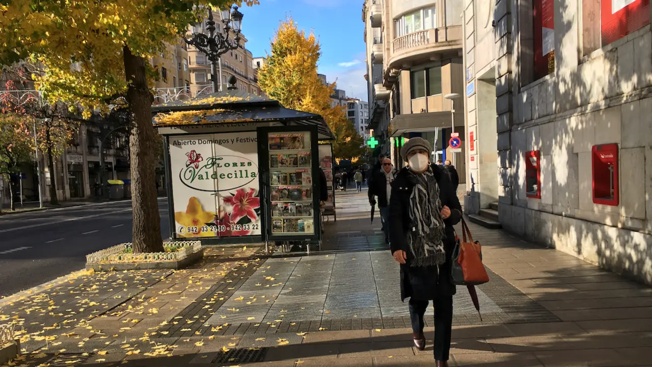 Una persona con su mascarilla camina por la calle Calvo Sotelo de Santander. / S. D&iacute;az