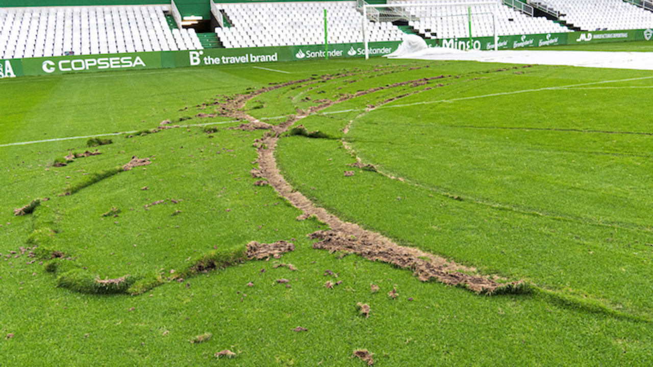 Destrozo ocasionado en el campo del estadio de f&uacute;tbol. / RRC