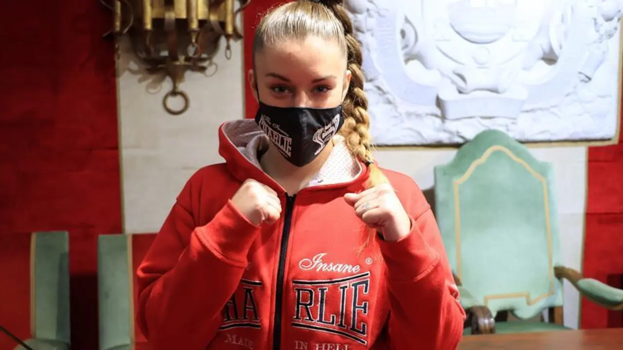 La c&aacute;ntabra Mari&aacute;n Herrera, en la imagen, da este s&aacute;bado el salto al boxeo profesional en un combate que presenta, este mi&eacute;rcoles con su entrenador Dani Rasilla y la alcaldesa de Camargo, Esther Bolado.- EFE/Celia Ag&uuml;ero