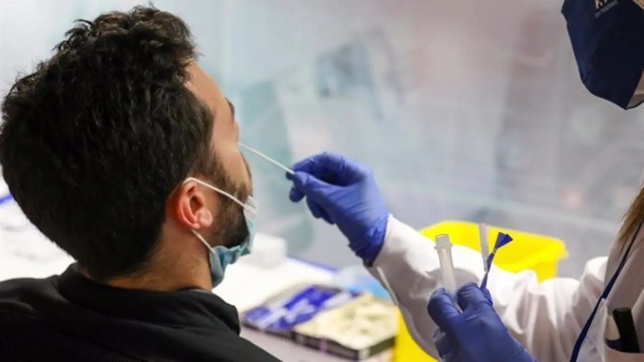 Un sanitario realiza un test de ant&iacute;genos - Marta Fern&aacute;ndez Jara - Europa Press - Archivo