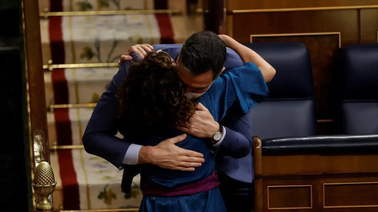 El presidente del Gobierno, Pedro S&aacute;nchez, saluda a la ministra de Hacienda, Mar&iacute;a Jes&uacute;s Montero, durante el pleno celebrado este jueves en el Congreso. El Congreso de los Diputados ha aprobado este jueves el proyecto de Ley de Presupuestos Generales del Estado para 2022 con una amplia mayor&iacute;a de 188 votos, con lo que repite los mismos apoyos que ya avalaron las cuentas de 2021. EFE/Juan Carlos Hidalgo