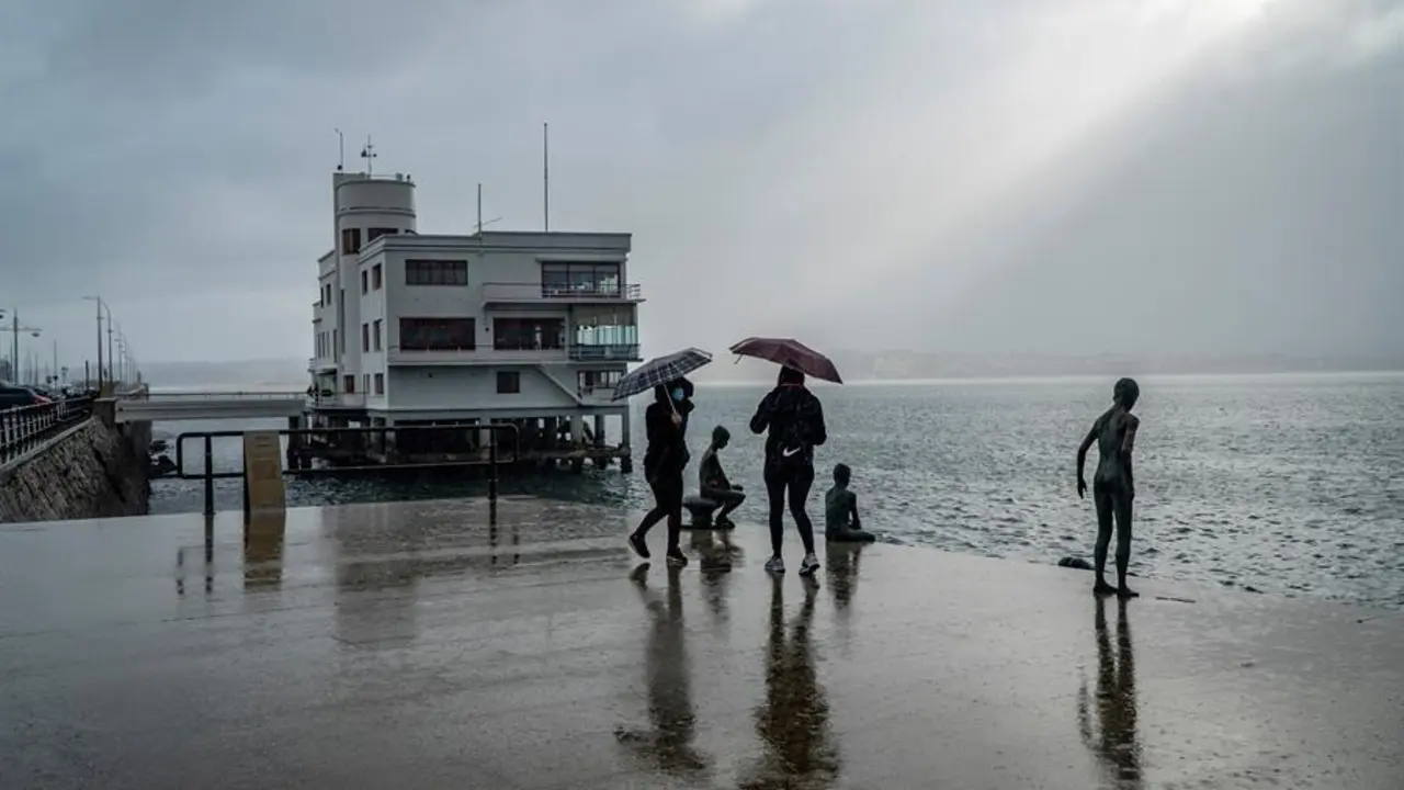 D&iacute;a invernal, lluvioso y con bajada de temperaturas este lunes en Santander (Cantabria). Cantabria est&aacute; este lunes en alerta amarilla por nevadas en una cota de 700 a 800 metros en la zona de Li&eacute;bana, el centro y el valle de Villaverde. EFE/Rom&aacute;n G. Aguilera
