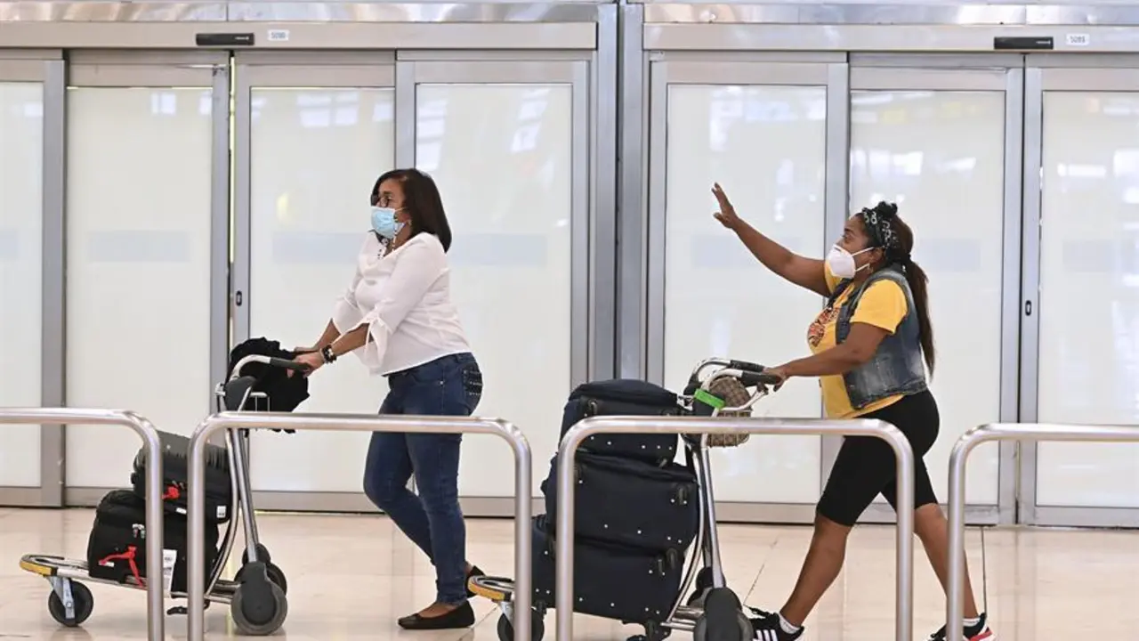 Varios turistas caminan por la terminal 4 del aeropuerto Adolfo Su&aacute;rez Madrid Barajas, en una fotograf&iacute;a de archivo. EFE/Fernando Villar
