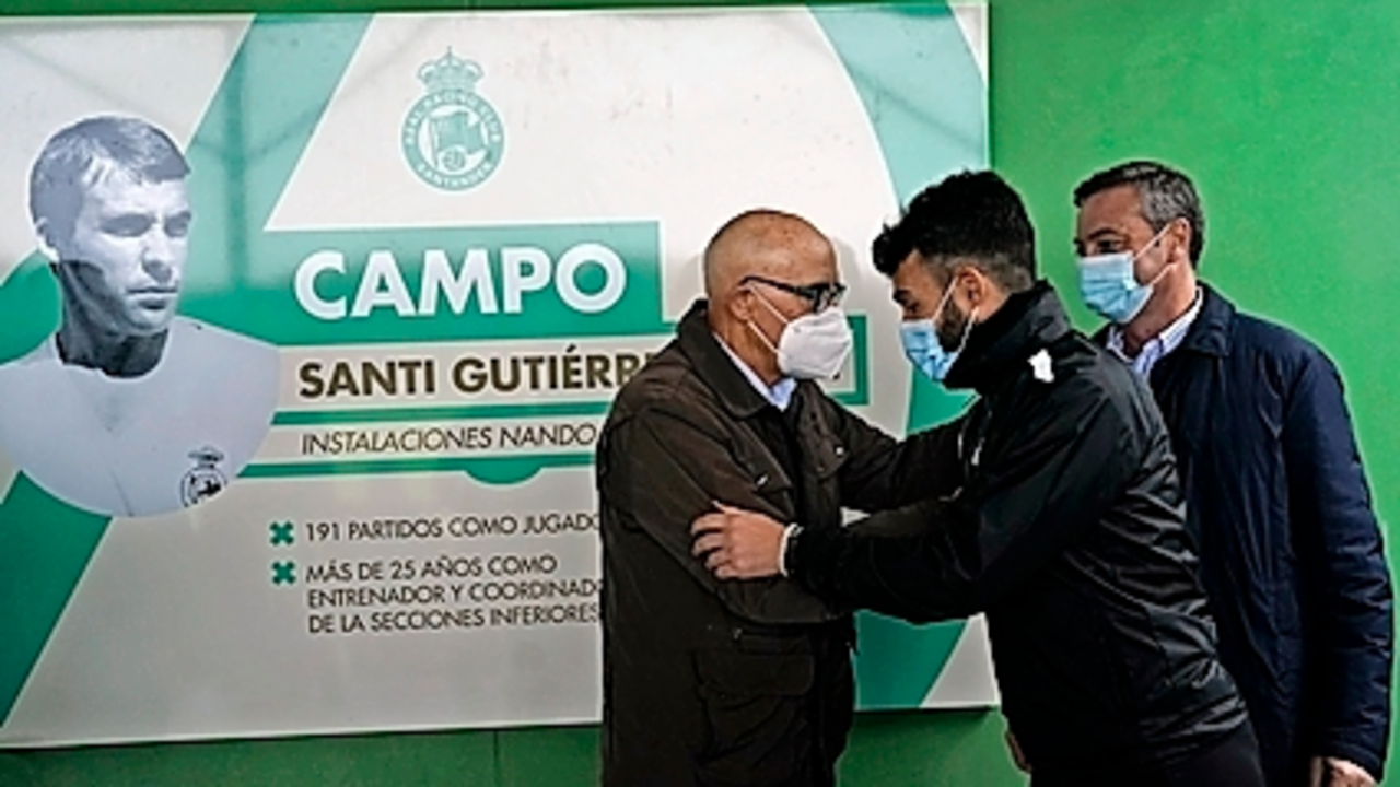 Santi Guti&eacute;rrez Calle saluda al entrenador Fern&aacute;ndez Romo junto al presidente Alfredo P&eacute;rez. / Hardy
