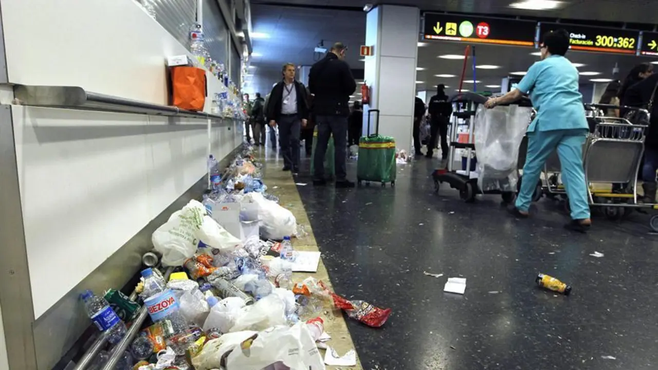 Papeles, envases vac&iacute;os, y otros desperdicios se acumulan en la terminales 1, 2 y 3 del aeropuerto Adolfo Su&aacute;rez Madrid Barajas, en una fotograf&iacute;a de archivo. EFE/J. J. Guill&eacute;n
