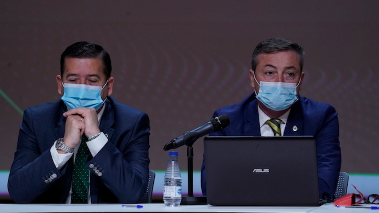 Pedro Ortiz y Alfredo P&eacute;rez, en la junta de ayer. / Hardy