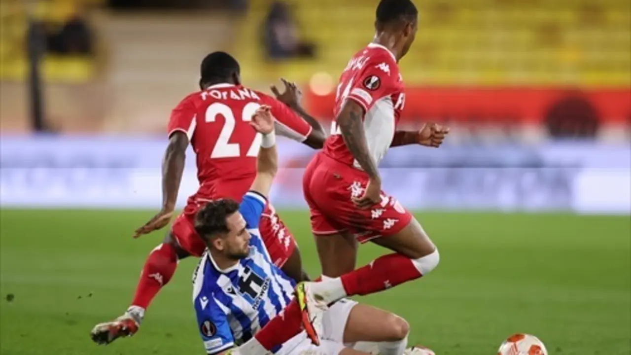 Adnan Januzaj de la Real Sociedad (abajo) choca con Youssouf Fofana y Jean Lucas del AS M&oacute;naco durante el partido de f&uacute;tbol del GRUPO B de la UEFA Europa League entre el M&oacute;naco y la Real Sociedad en el estadio Louis II. Foto: Jonathan Moscrop/CSM v&iacute;a ZUMA Wire/dpa
Firma
Jonathan Moscrop / CSM v&iacute;a ZUMA Wi / DPA - S&oacute;lo para uso en Espa&ntilde;a