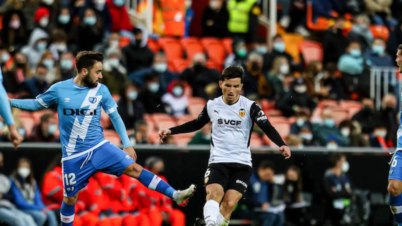 Hugo Guillamon, del Valencia, en acci&oacute;n durante el partido de la Liga Santander entre el Valencia CF y el Rayo Vallecano en el estadio de Mestalla el 27 de noviembre de 2021, en Valencia, Espa&ntilde;a.
Firma
AFP7 / Europa Press - S&oacute;lo para uso en Espa&ntilde;a