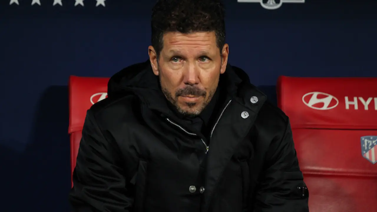 Diego Pablo Simeone, entrenador del Atl&eacute;tico de Madrid, observa el partido de f&uacute;tbol de la Liga espa&ntilde;ola entre el Atl&eacute;tico de Madrid y el CA Osasuna en el estadio Wanda Metropolitano el 20 de noviembre de 2021 en Madrid, Espa&ntilde;a.
Fecha: 20/11/2021.
Firma
AFP7 / Europa Press - S&oacute;lo para uso en Espa&ntilde;a