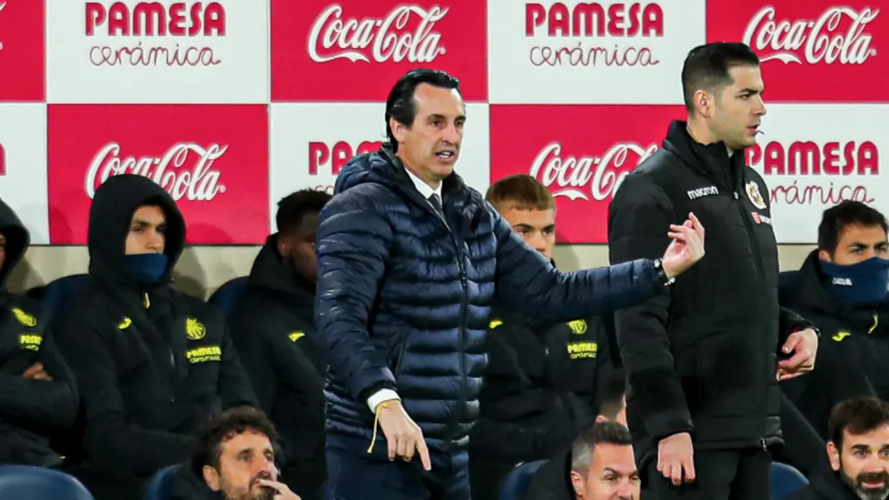 Unai Emery, entrenador del Villarreal, gesticula durante el partido de la Liga Santander entre el Villareal CF y el FC Barcelona en el Estadio de la Cer&aacute;mica el 27 de noviembre de 2021, en Valencia, Espa&ntilde;a.
Firma
AFP7 / Europa Press