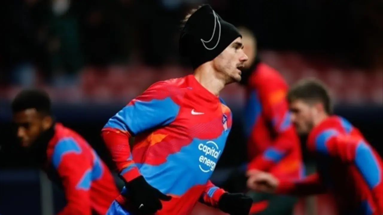 Antoine Griezmann, del Atl&eacute;tico de Madrid, observa durante el partido de f&uacute;tbol del Grupo B de la Liga de Campeones de la UEFA, disputado entre el Atl&eacute;tico de Madrid y el AC Milan en el estadio Wanda Metropolitano el 24 de noviembre de 2021, en Madrid, Espa&ntilde;a.
Firma
AFP7 / Europa Press