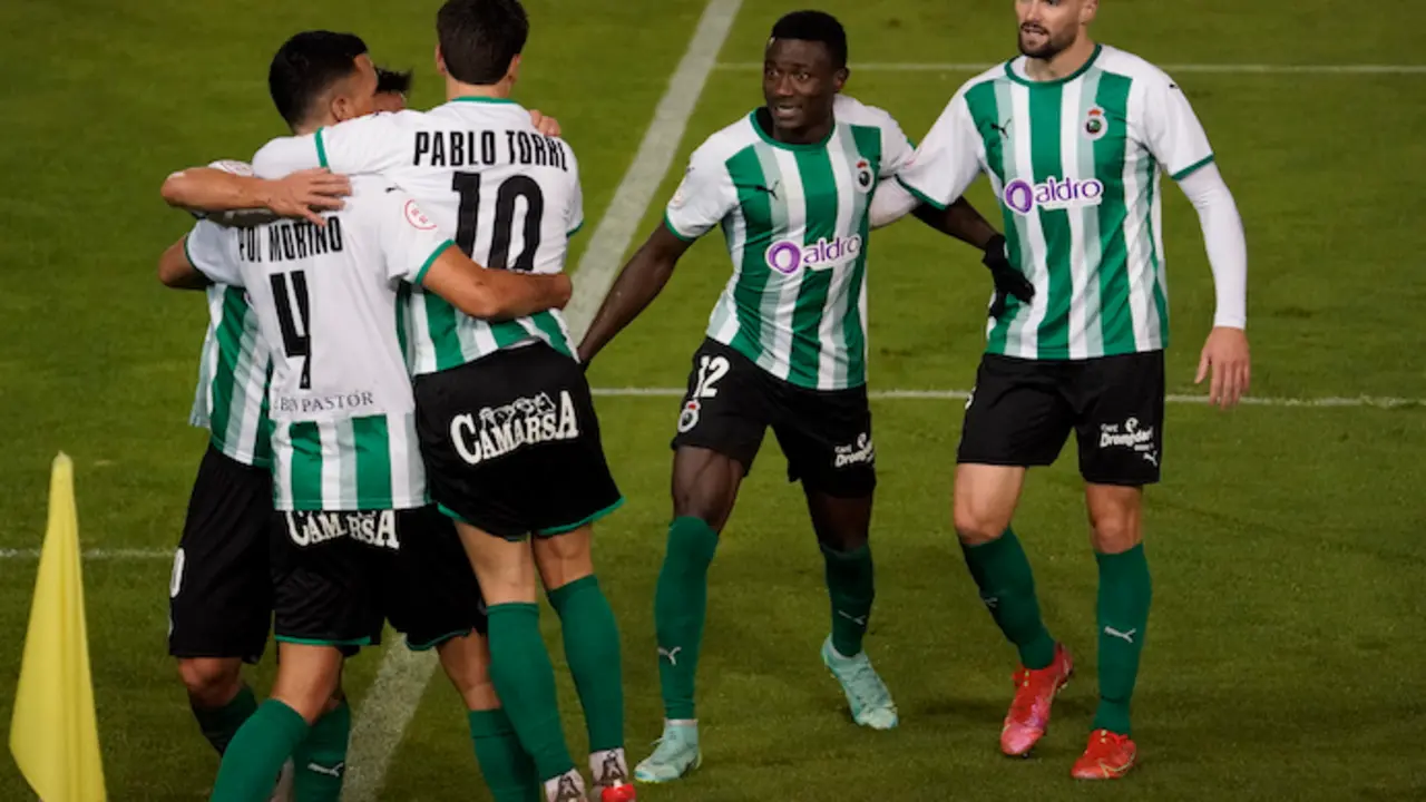 Sergio Marcos abraza a Pol Moreno tras marcar. / Hardy