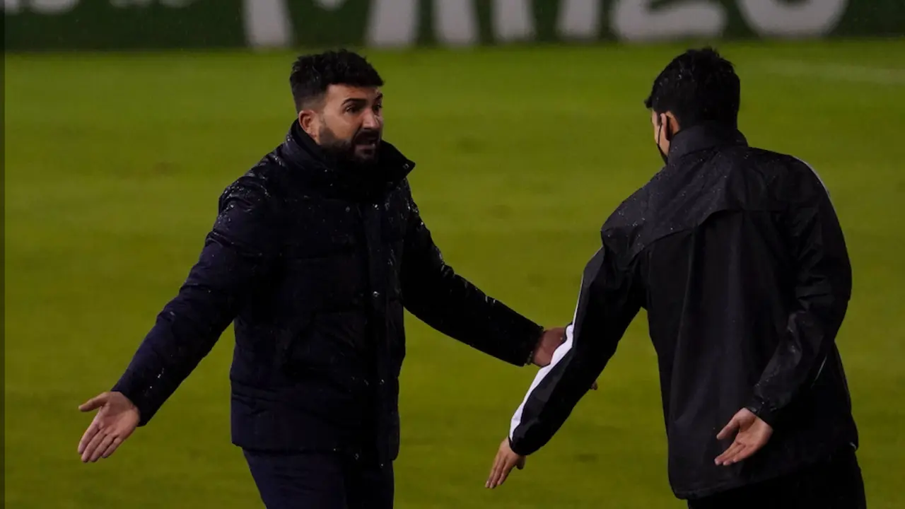 El entrenador del Racing, Fern&aacute;ndez Romo reclama una jugada durante el partido. / Hardy