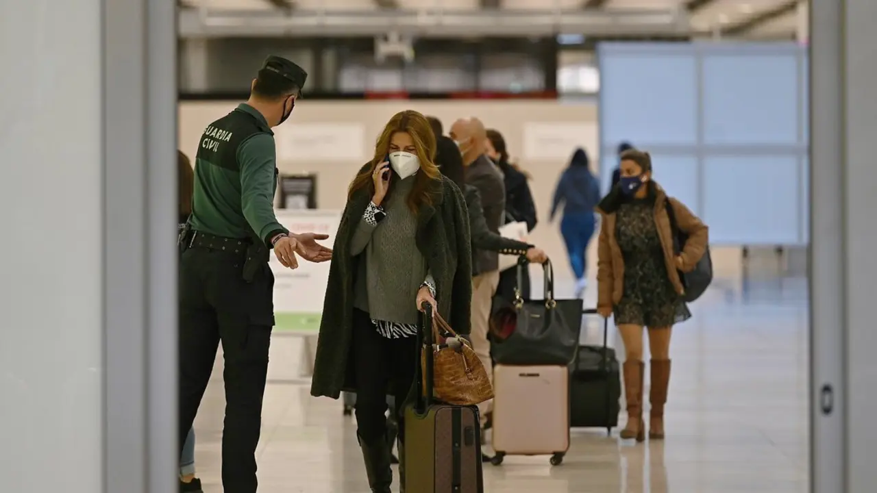 Guardias Civiles vigilan el aeropuerto Adolfo Su&aacute;rez-Barajas en Madrid, en una fotograf&iacute;a de archivo (EFE/ Fernando Villar)