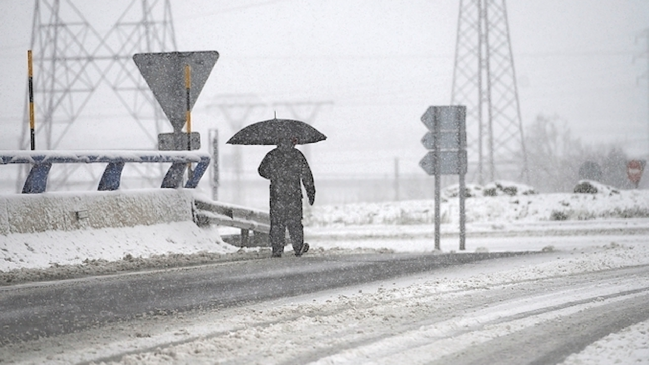 -FOTODELD&Iacute;A- REINOSA (CANTABRIA), 27/11/2021.- Un hombre camina, este s&aacute;bado, sobre la nieve acumulada en la localidad c&aacute;ntabra de Reinosa en una jornada marcada por el fr&iacute;o y la inestabilidad. EFE/Pedro Puente Hoyos
