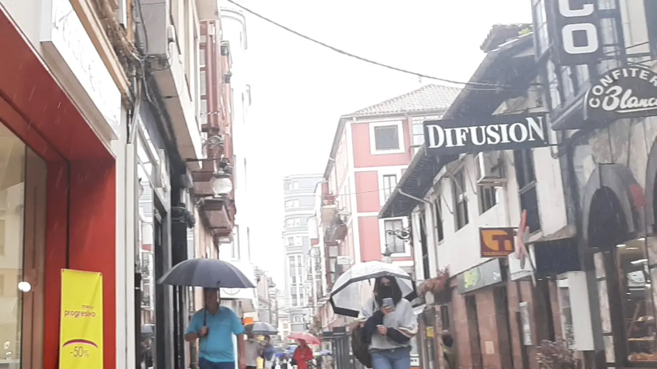 Varias personas por la calle Consolaci&oacute;n de Torrelavega. / S. D&iacute;az