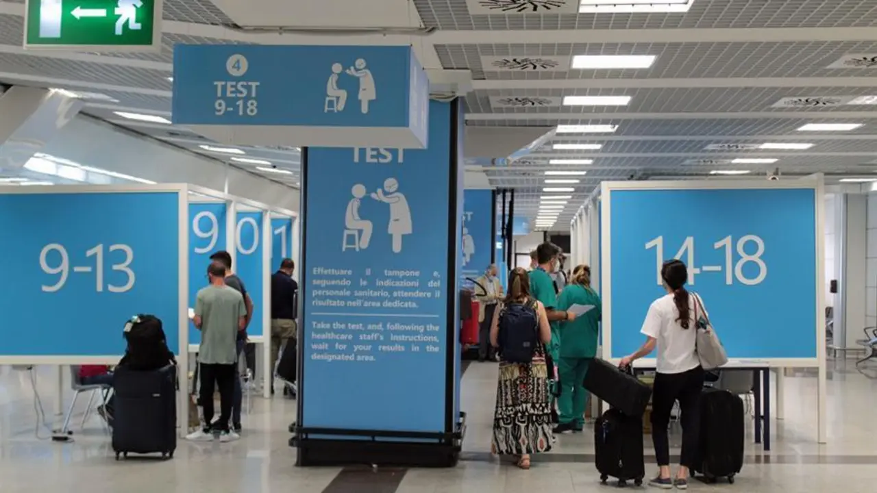 Italia rastrea a los pasajeros del vuelo que introdujo el primer caso &oacute;micron. EFE