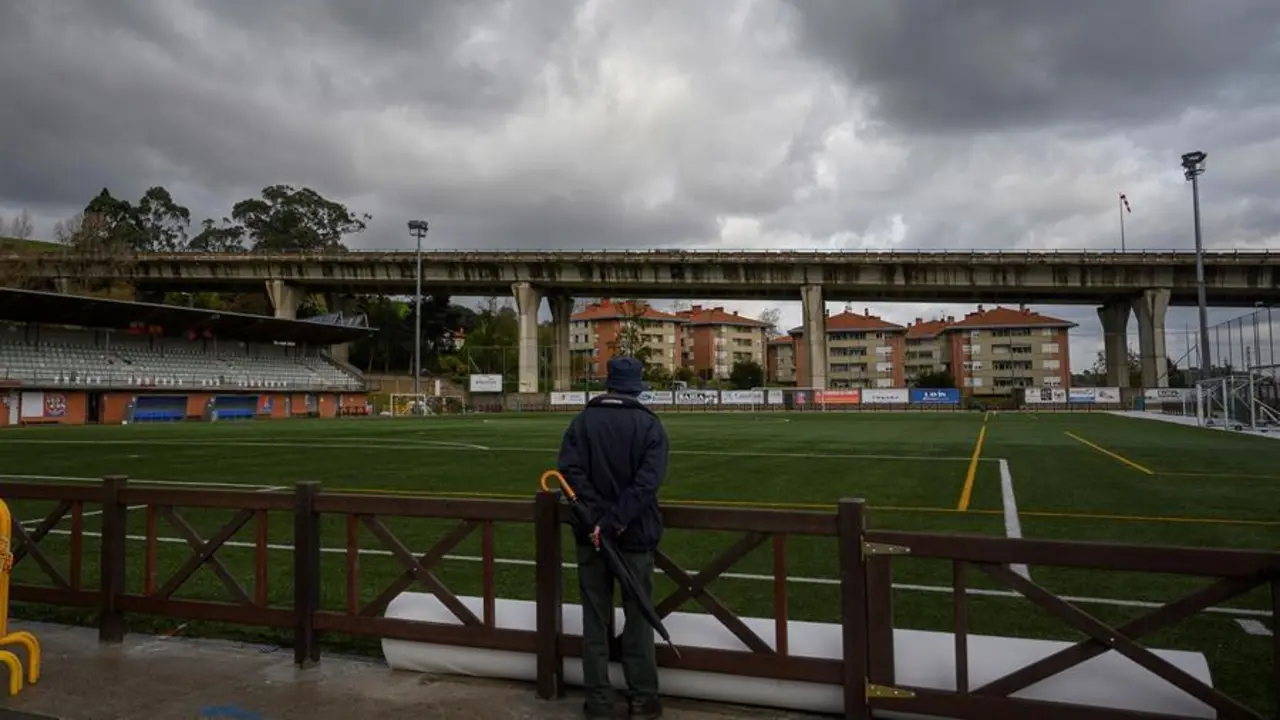 Un hombre obserba el campo de f&uacute;tbol del Solares Medio Cudeyo, tras clasificarse para la primera fase de la Copa del Rey. EFE/Pedro Puente Hoyos