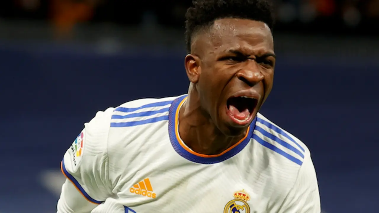 Vinicius Jr. celebra el 2-1 del Real Madrid frente al Sevilla en el estadio Santiago Bernab&eacute;u. EFE / J.J.Guillen