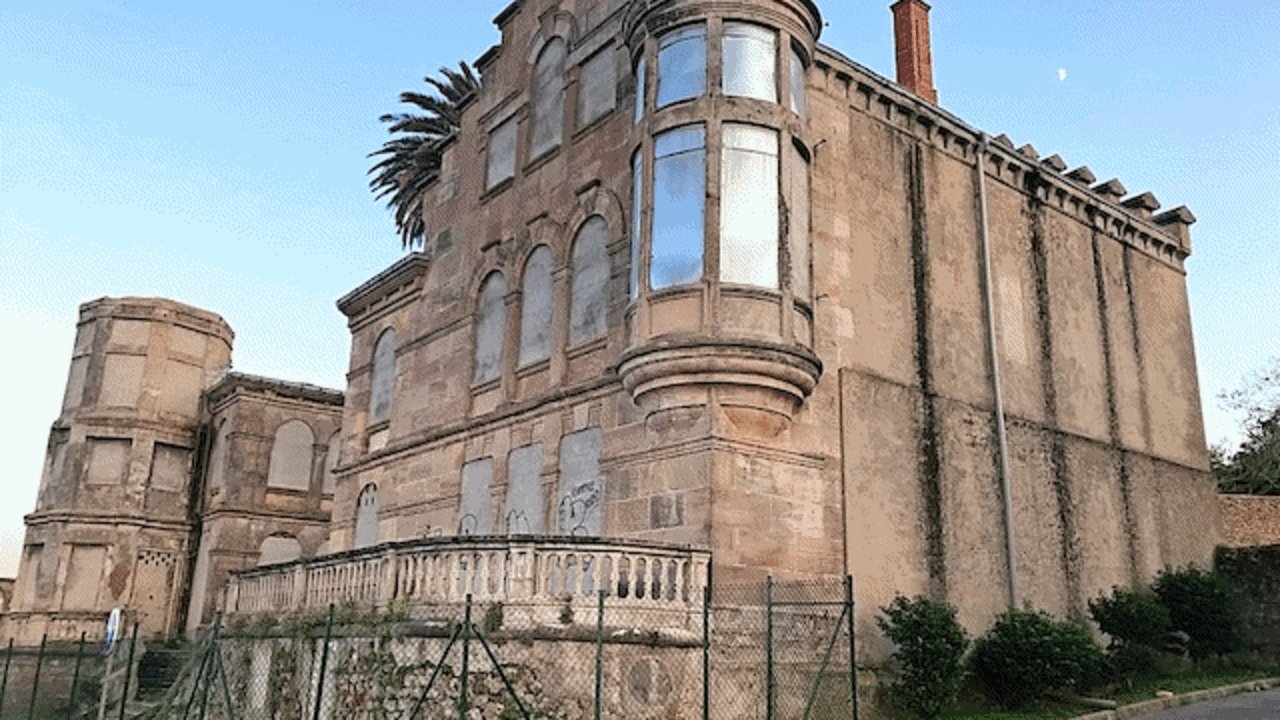 Pablo Zuloaga y el alcalde de Suances, Andr&eacute;s Ruiz Moya, tras la presentaci&oacute;n del proyecto de rehabilitaci&oacute;n del Palacio del Amo. / alerta