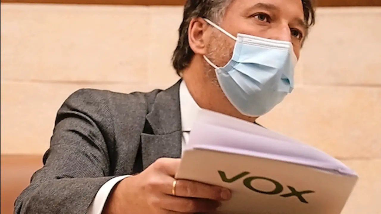 La diputado de Vox, Crist&oacute;bal Palacio en el Parlamento de Cantabria antes de una intervenci&oacute;n.  / Hardy