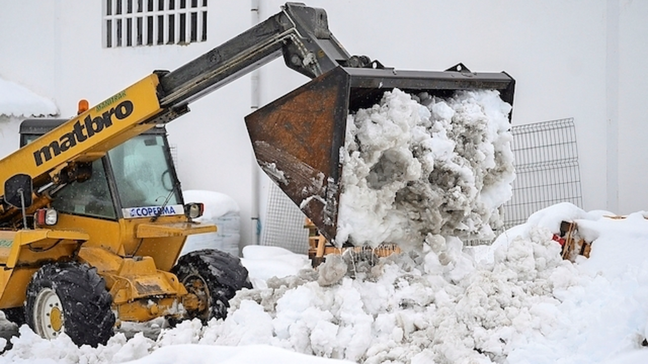 REINOSA, 28/11/2021.- Una m&aacute;quina excavadora retira la nieve acumulada este domingo en la localidad c&aacute;ntabra de Reinosa. EFE/Pedro Puente Hoyos