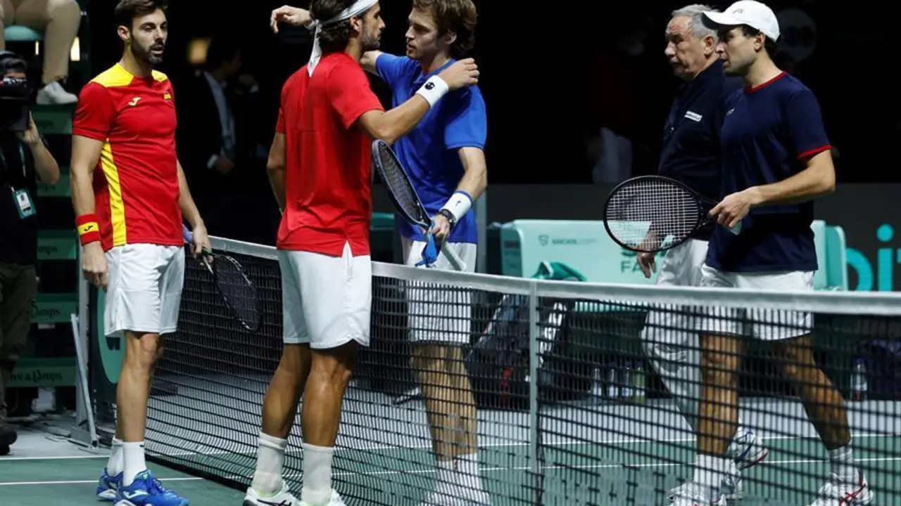 Los espa&ntilde;oles Marcel Granollers (i) y Feliciano L&oacute;pez (2i) y los rusos Andr&eacute;i Rublev (2d) y Asl&aacute;n Karatsev se saludan a la finalizaci&oacute;n del partido de dobles correspondiente a la fase final de la Copa Davis de tenis que han disputado hoy domingo en el Madrid Arena. EFE / Rodrigo Jim&eacute;nez.