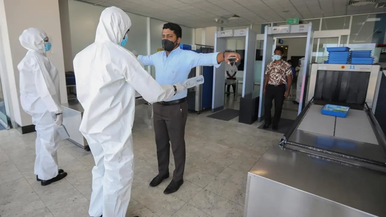 Control de viajeros en el aeropuerto de Colombo, en una fotograf&iacute;a de archivo. EFE/EPA/CHAMILA KARUNARATHNE