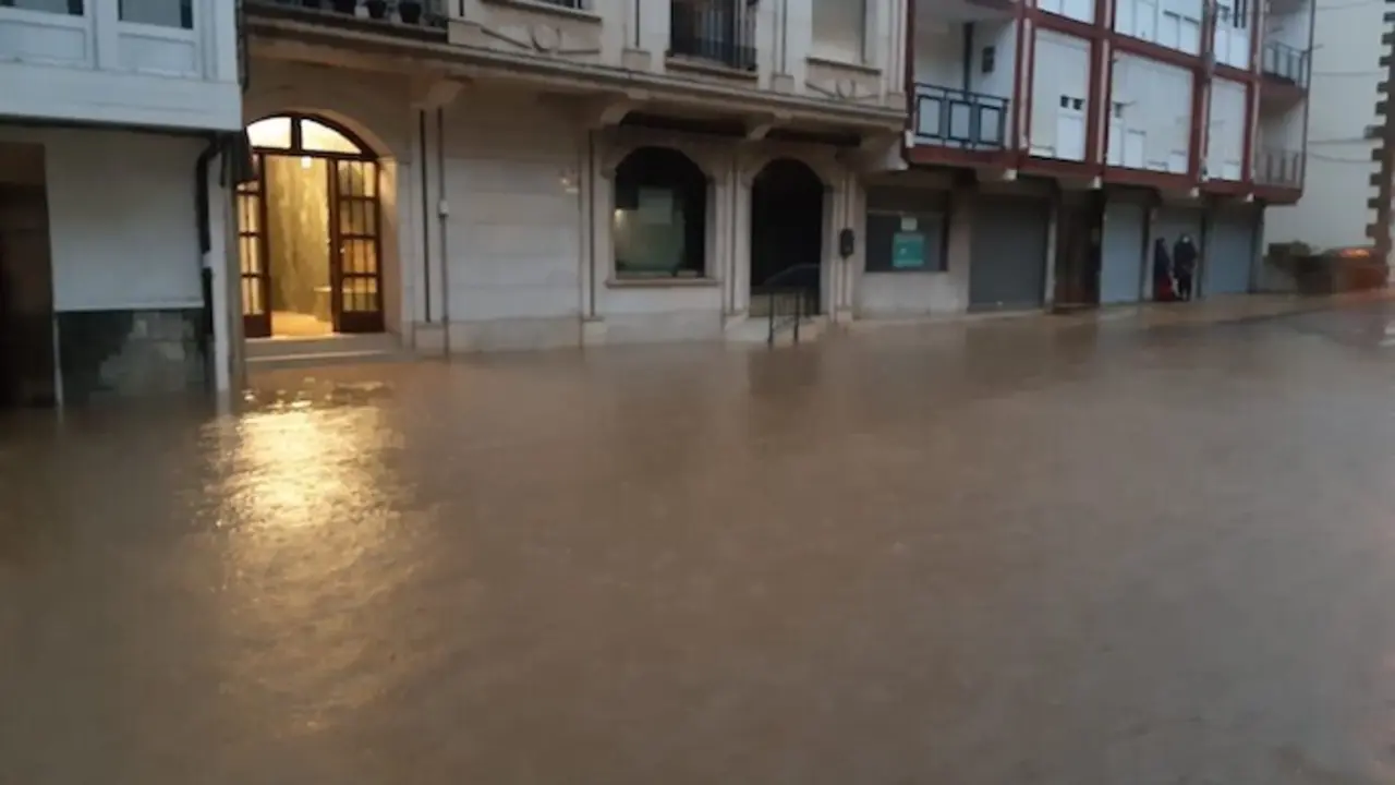 El r&iacute;o As&oacute;n se desborda en Ampuero, el Pas en Vio&ntilde;o y preocupa el H&iacute;jar, en Cantabria